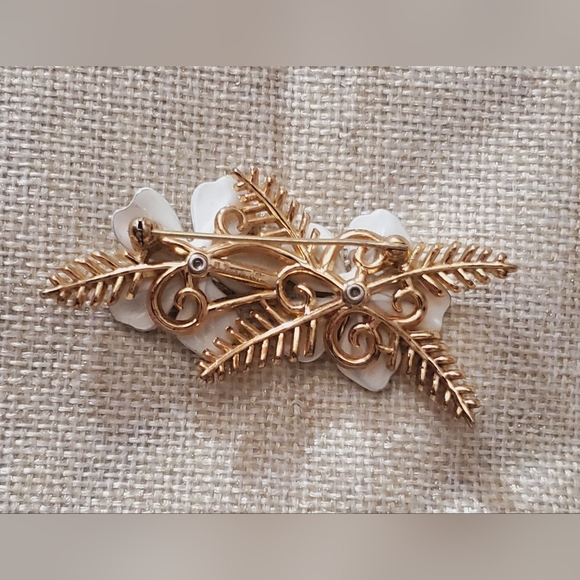 Trifari white gold enamel flower brooch RARE HTF 50's 60's signed vintage estate - Picture 9 of 16